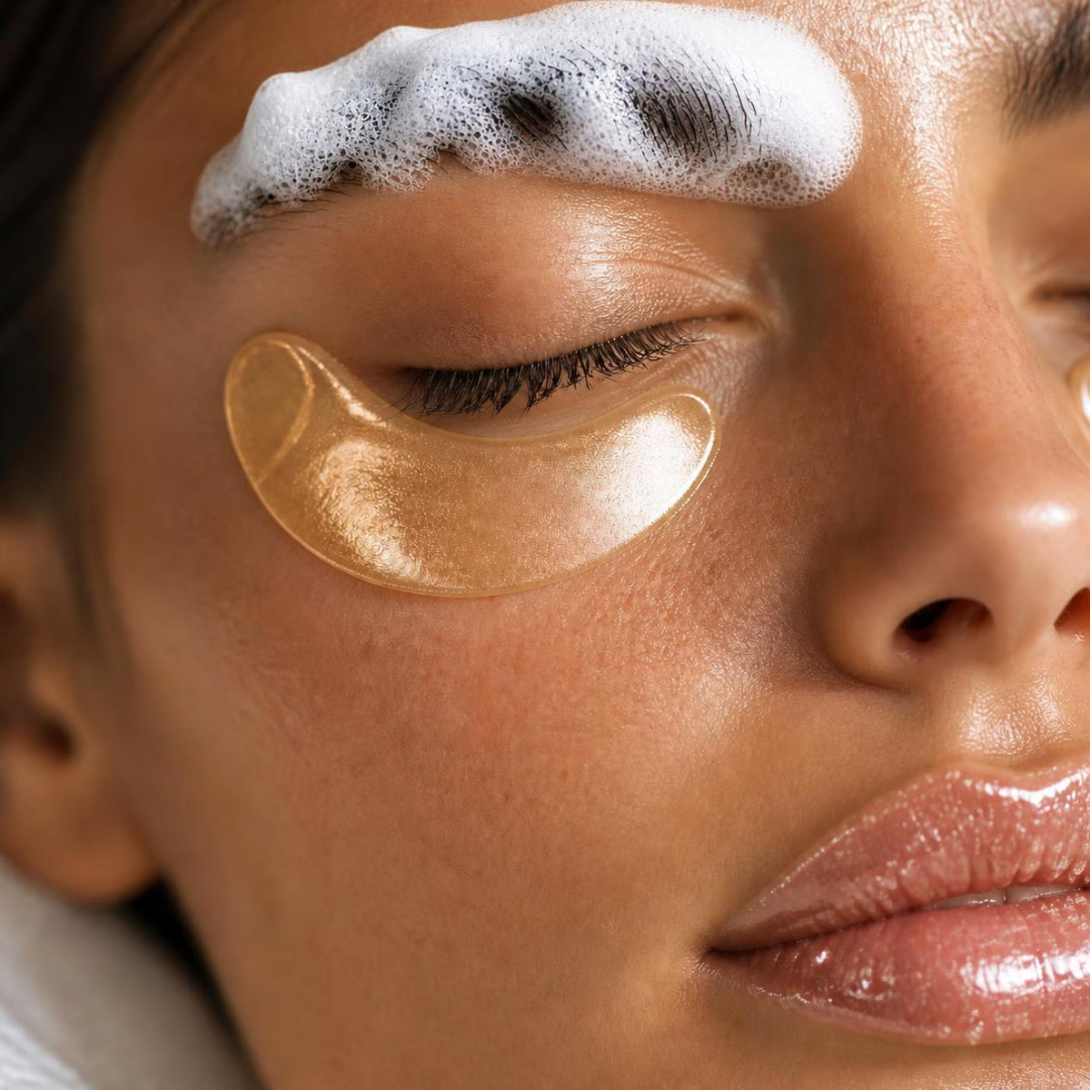The Brow & Glow Ritual, spa de cejas en Miami: mascarilla de espuma en cejas, parches hidratantes en ojeras y labios hidratados en So Beauty Doral